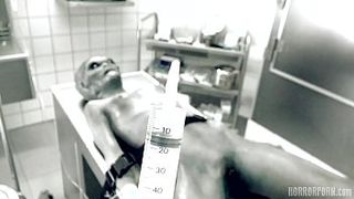 Доктор в кабинете поласкал худой инопланетянке киску и вставил в неё член