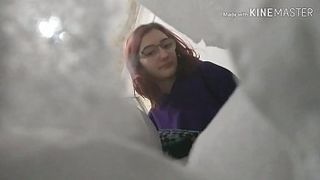 Молоденькая девушка переодевается в раздевалке перед скрытой камерой