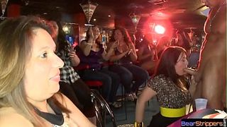 Дамы сосут у стриптизера публично на вечеринке
