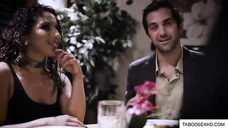 Кучерявая брюнетка изменяет своему бойфренду с официантом